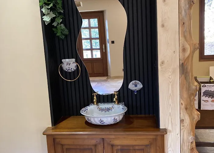 Holiday home Maison Auvergnate Le Repaire Des Milans *